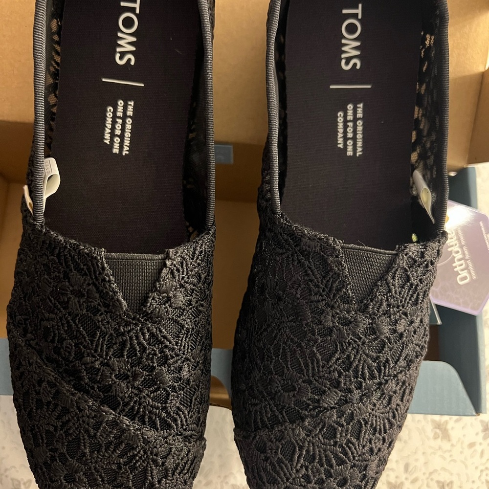 Women’s Toms Classic loafers/slip on black floral lace size 7